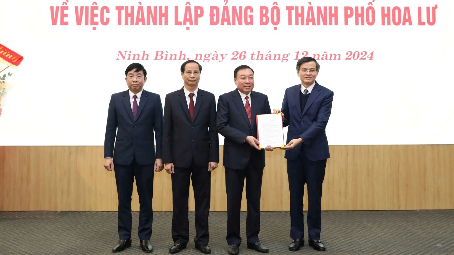 Mr. Doan Minh Huan - Secretary of Ninh Binh Provincial Party Committee - presented the decision to Mr. Dinh Van Tien - Secretary of Hoa Lu City Party Committee and Deputy Secretaries of the City Party Committee. Photo: Xuan Hung
