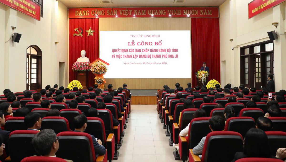 Toan canh Le cong bo thanh lap Dang bo Thanh pho Hoa Lu. Anh: Xuan Hung