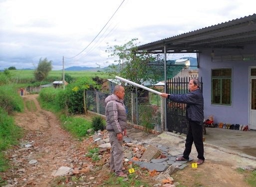 Thực nghiệm hiện trường cảnh ông Mai đánh tuýp sắt vào nạn nhân do mâu thuẫn. Ảnh: Công an 