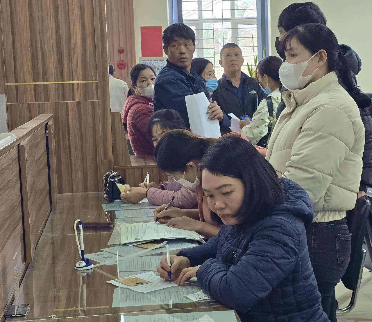 People flock to the Ninh Binh Provincial Public Administration Service Center to apply for driver's licenses (photo taken on the morning of December 25). Photo: Nguyen Truong
