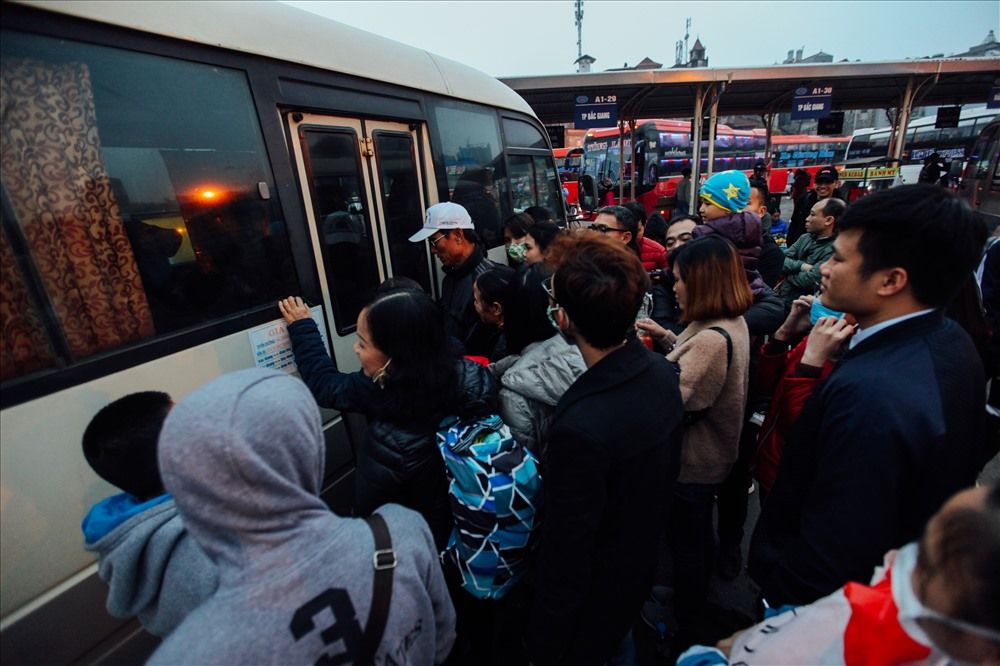 Hanoi increases passenger buses to serve people's travel needs during Tet. Photo: LDO