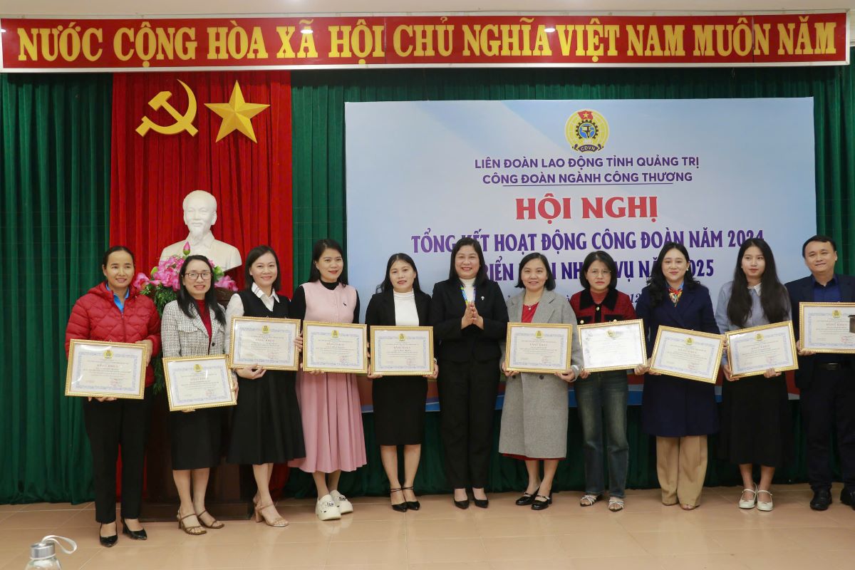 Leaders of the Quang Tri Provincial Federation of Labor awarded Certificates of Merit to collectives and individuals. Photo: Hung Tho.