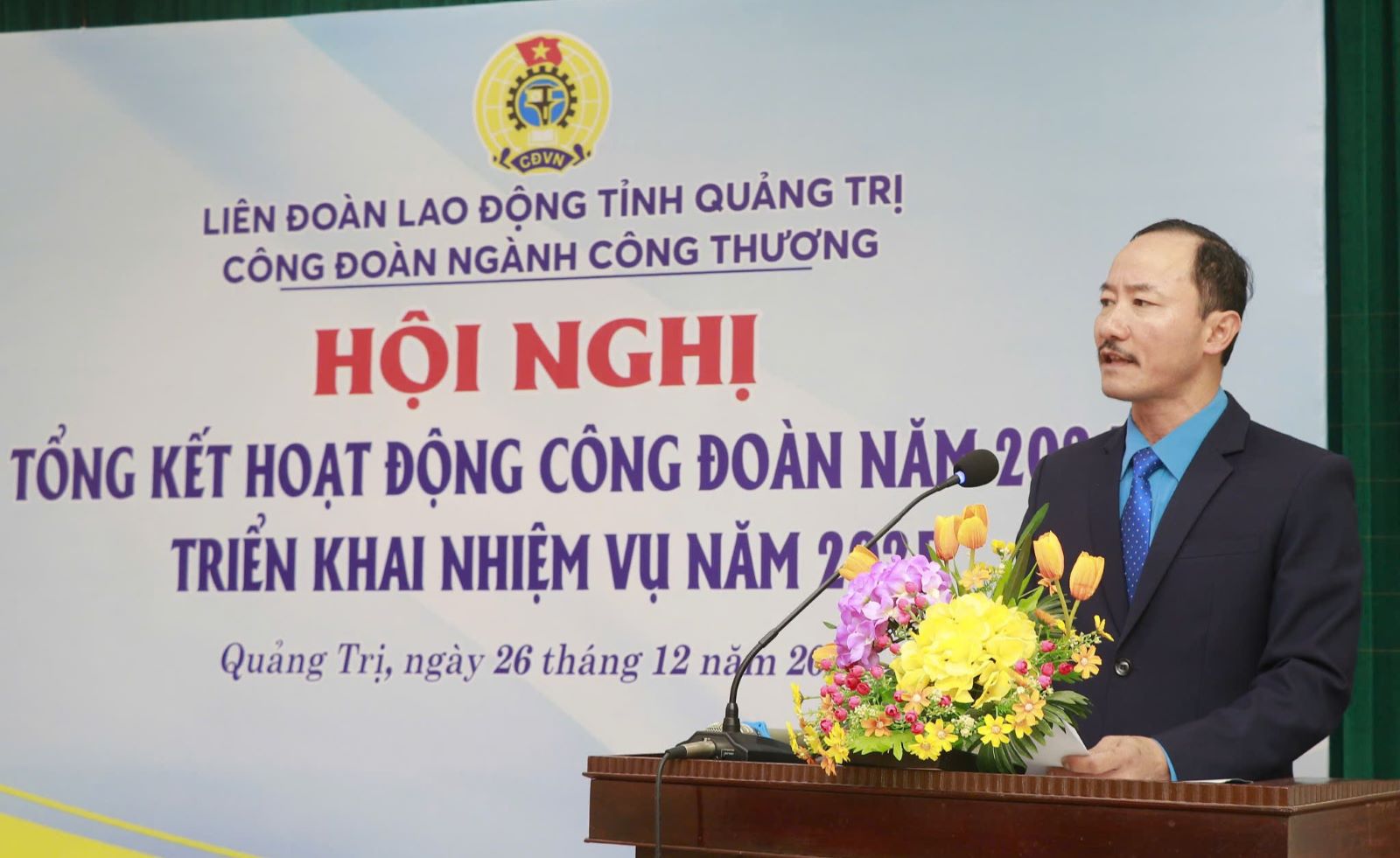 Ông Hoàng Văn Tuân - Chủ tịch Công đoàn ngành Công thương tỉnh Quảng Trị phát biểu tại hội nghị. Ảnh: Hưng Thơ.