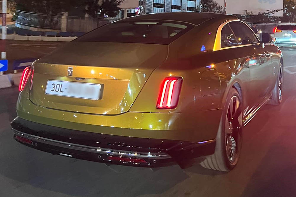 Rolls-Royce Spectre electric car appeared in Hanoi and attracted attention. Photo: Tran Hai Nam