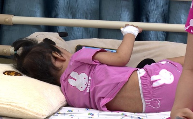 In 2024, the measles epidemic in Ho Chi Minh City increased. In the photo is a child with measles who had to be hospitalized for treatment. Photo: Nguyen Ly