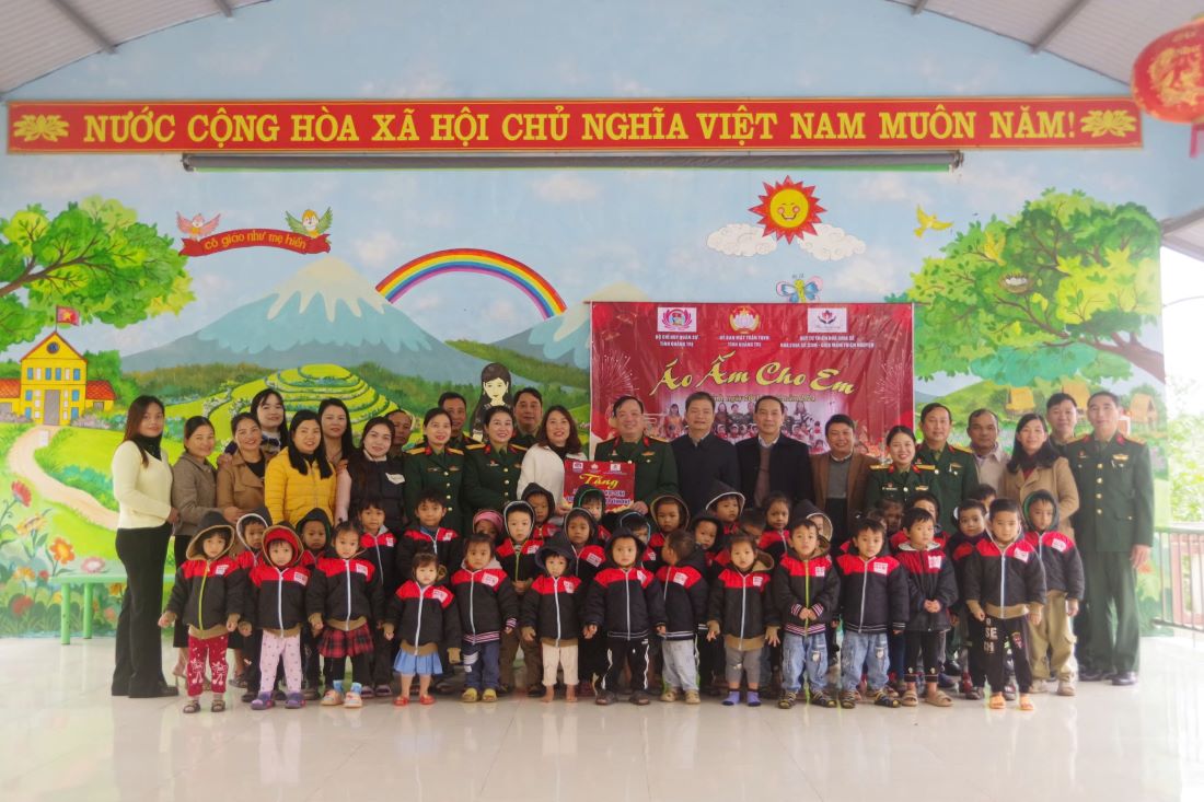 Preschool students received warm clothes from the Quang Tri Provincial Military Command and other units. Photo: Xuan Dien.