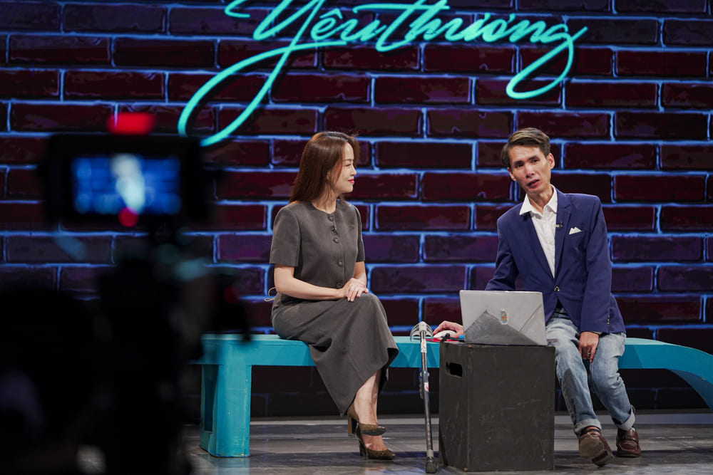 The willpower of paralyzed man Dao Huu Hanh makes many viewers admire. Photo: VTV