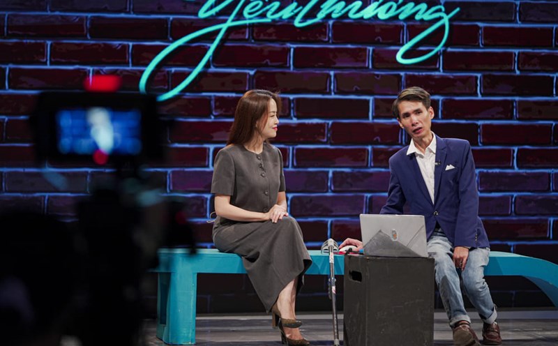 The willpower of paralyzed man Dao Huu Hanh makes many viewers admire. Photo: VTV