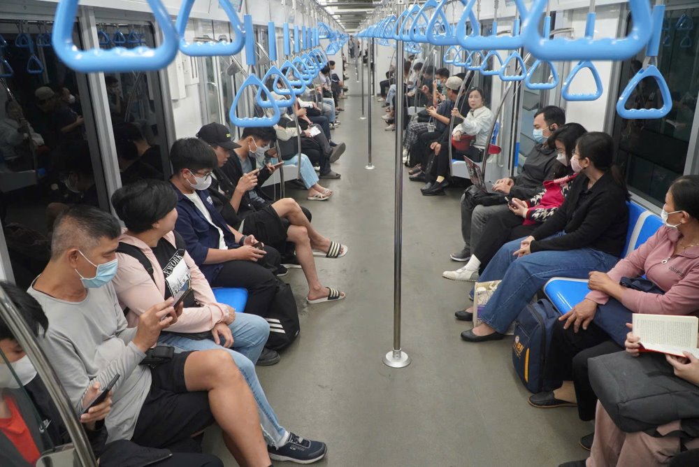 People are not allowed to bring food or drinks with strong odors onto Metro Line 1.