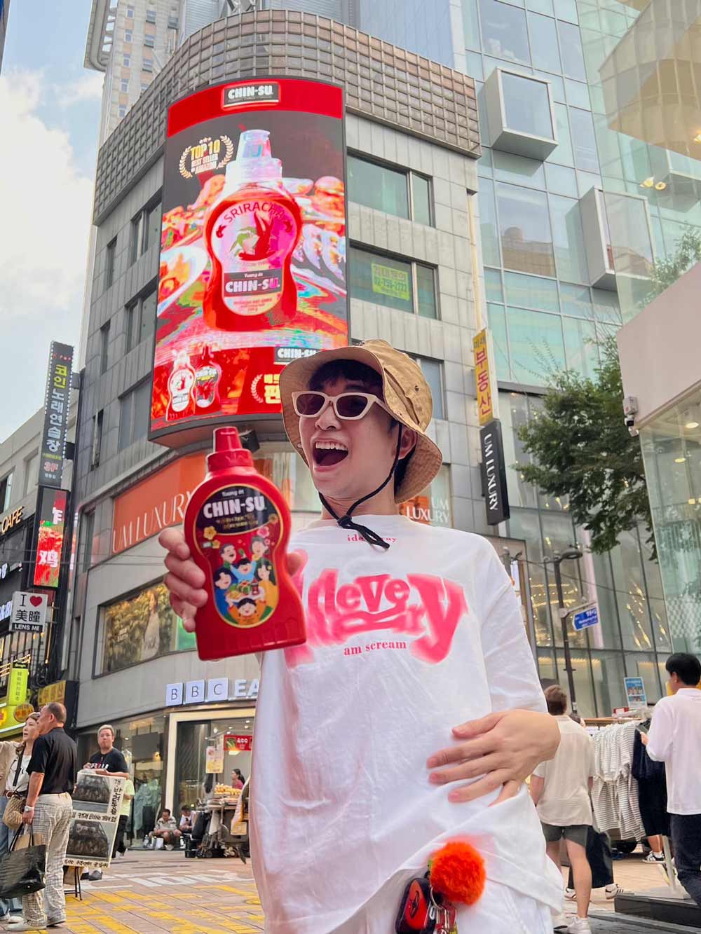Các bạn trẻ hào hứng check-in cùng tương ớt Chin-Su tại Osaka, Nhật Bản. Ảnh: H. Vân