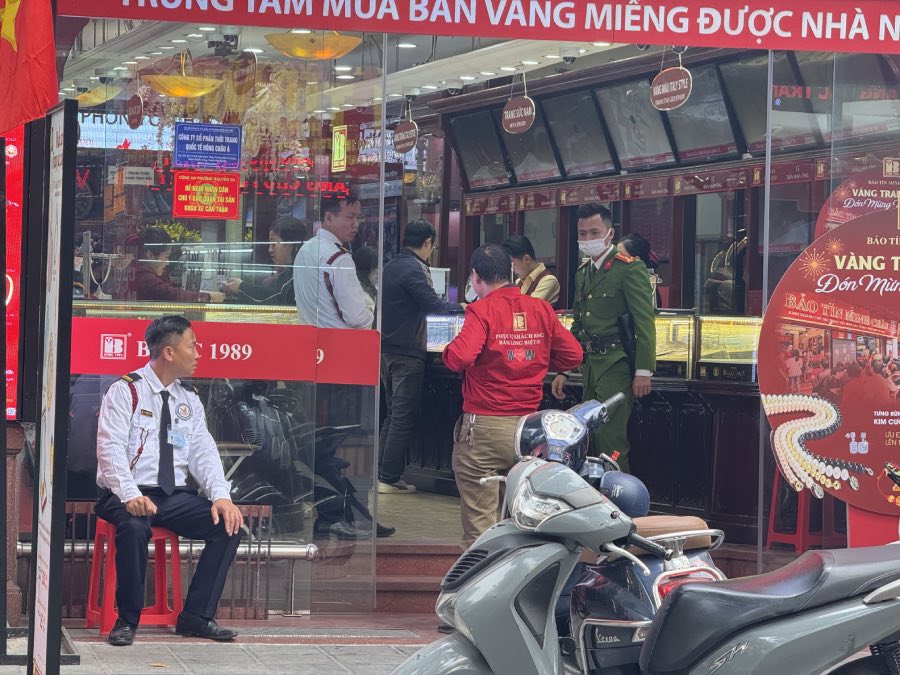 Cua hang kinh doanh vang lon tren pho Tran Nhan Tong thong bao het hang, chua ro bao gio mo ban. Anh: Phuong Anh