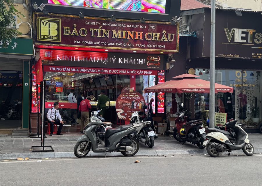 Gold fever cools down, buying is difficult, selling is moderate. Photo: Phuong Anh