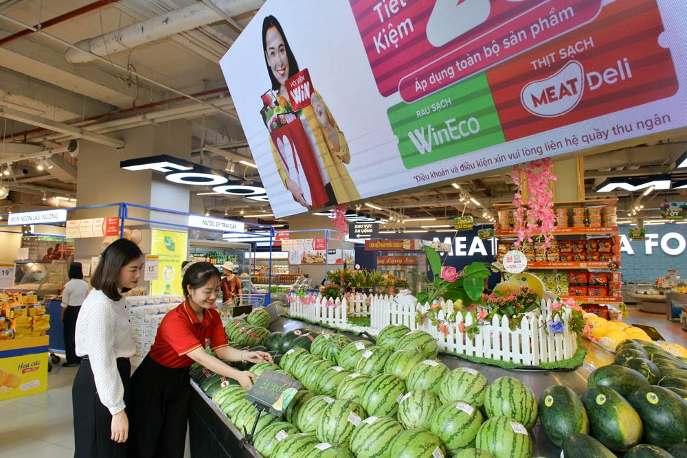 Khach hang mua sam tai sieu thi WinMart. Anh: H. Van