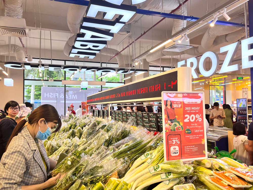Khach hang mua sam rau cu tai sieu thi WinMart. Anh: H. Van