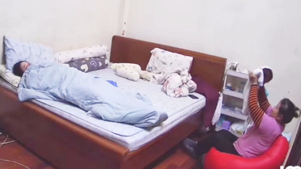 Bảo mẫu có những động tác bạo hành bé trai 1,5 tháng tuổi. Ảnh: Cắt từ Clip 