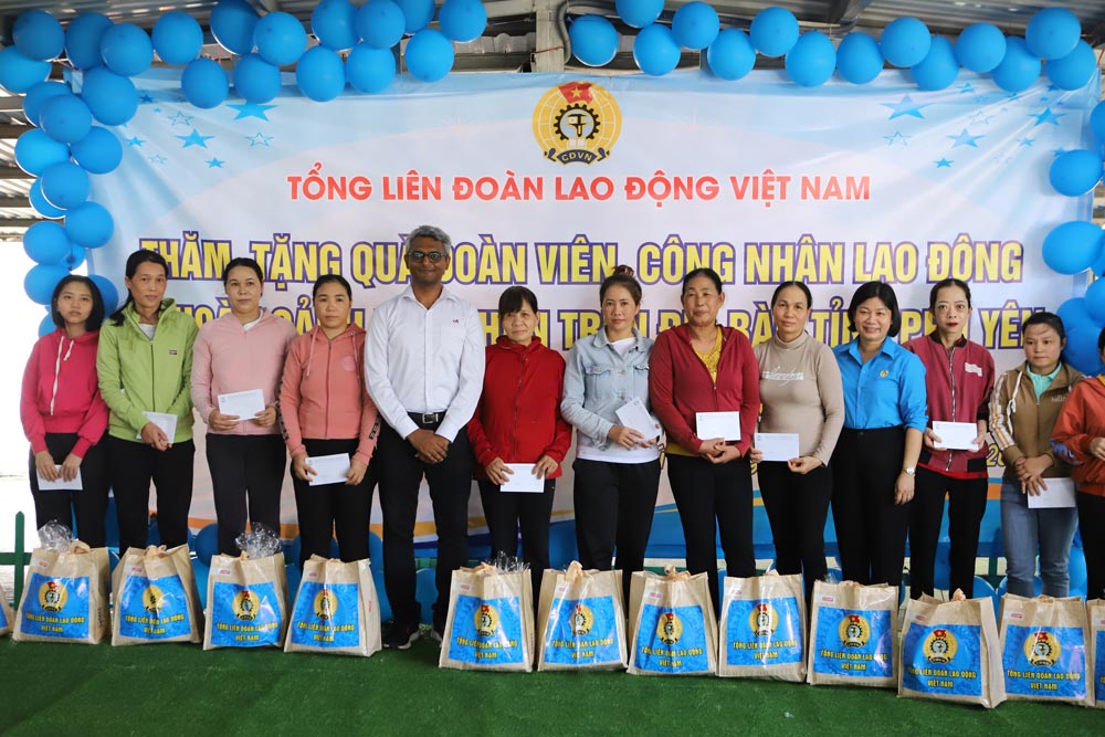 Businesses create close relationships with employees by taking care of their spiritual and material lives. Photo: Hoai Luan