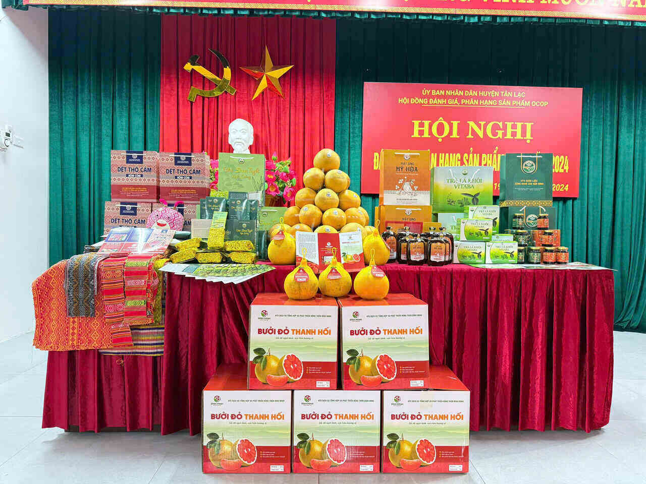 8 san pham OCOP cua huyen Tan Lac deu co tem truy xuat nguon goc, bao bi dong goi phu hop. Anh DVCC