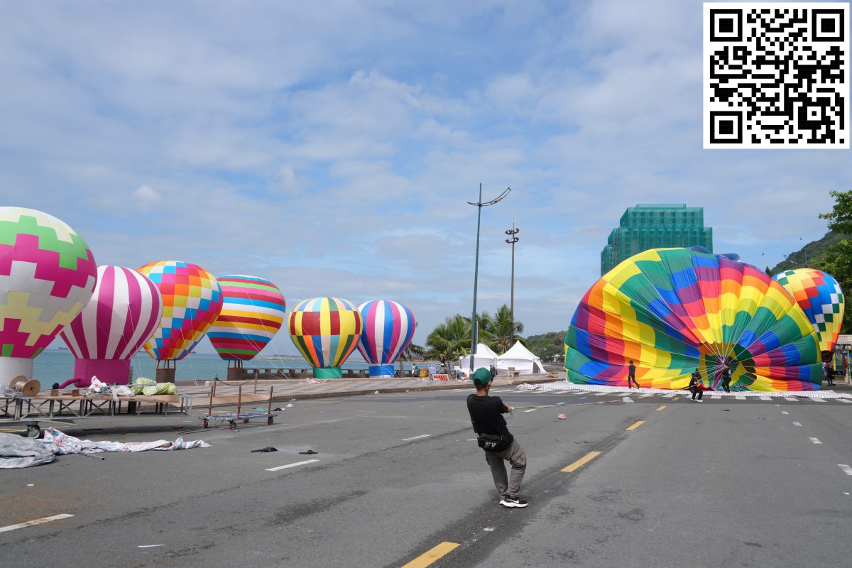 Residents and tourists can scan the QR code to find a convenient car parking spot. Photo: Thanh An
