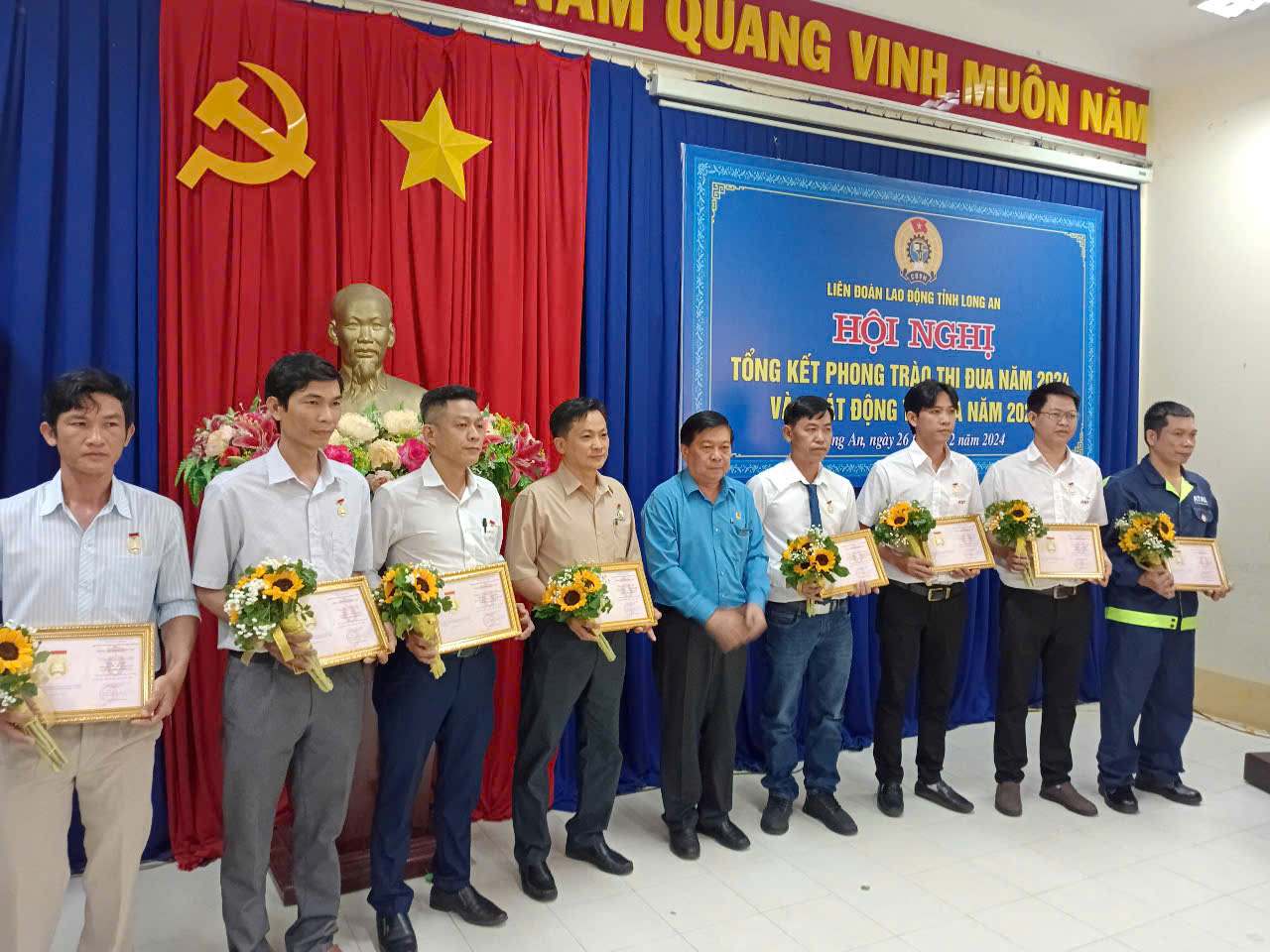 Chairman of Long An Provincial Labor Federation awarded Creative Labor Certificate to workers. Photo: Ky Quan