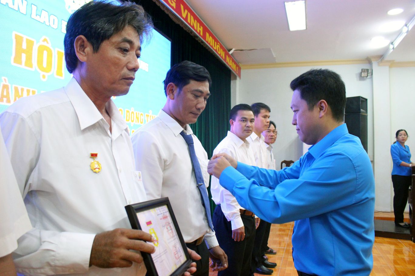 Ông Lâm Thành Sĩ trao Bằng Lao động sáng tạo của Tổng Liên đoàn lao động Việt Nam cho 8 cá nhân. Ảnh: Lâm Điền