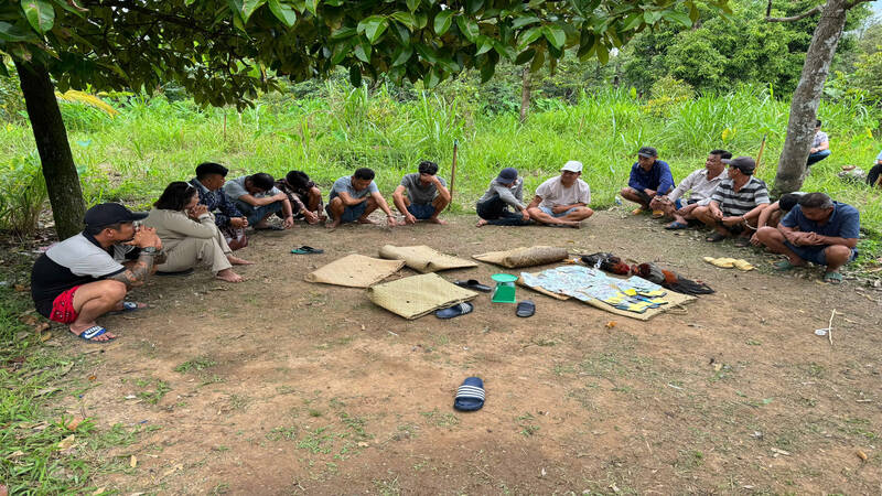 14 people arrested for entering mangosteen and durian gardens for cockfighting. Provided by police