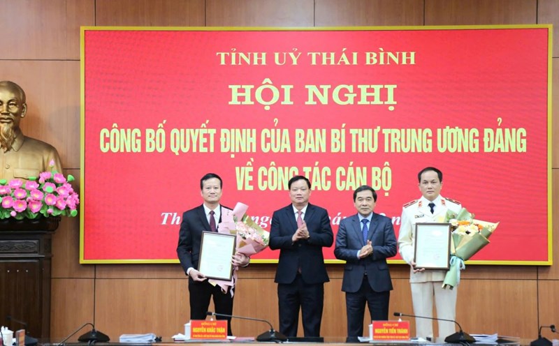 The Chief Prosecutor of the Provincial People's Procuracy and the Chief Justice of the Provincial People's Court join the Executive Committee of the Thai Binh Provincial Party Committee. Photo: Nam Hong