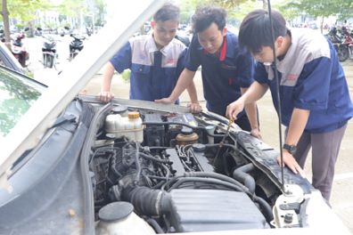 Creating opportunities to practice new technology for automotive students. Photo: Tran Thi