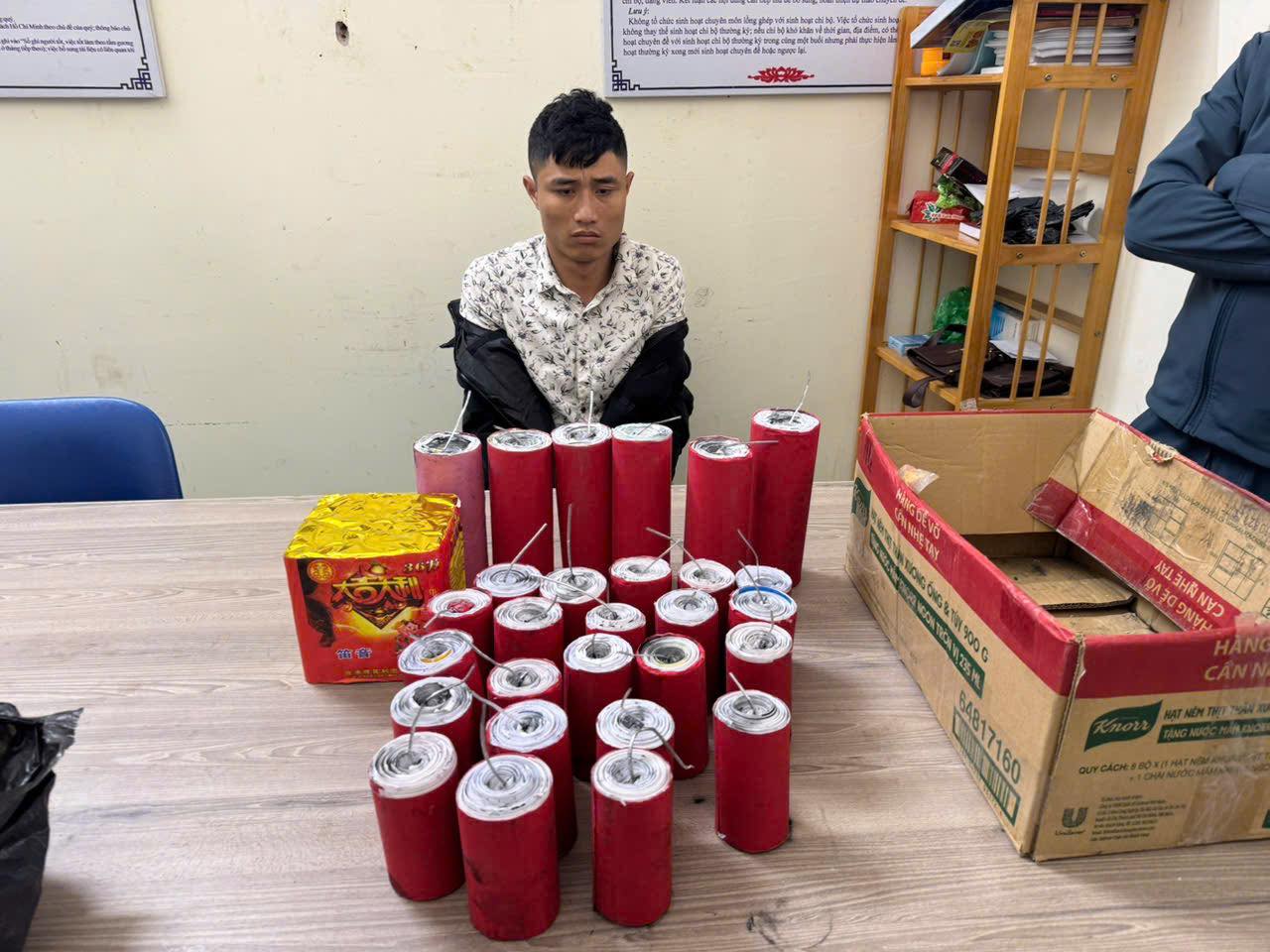 Le Van Vinh was arrested by Binh Giang District Police, Hai Duong for illegally transporting fireworks. Photo: Binh Giang District Police