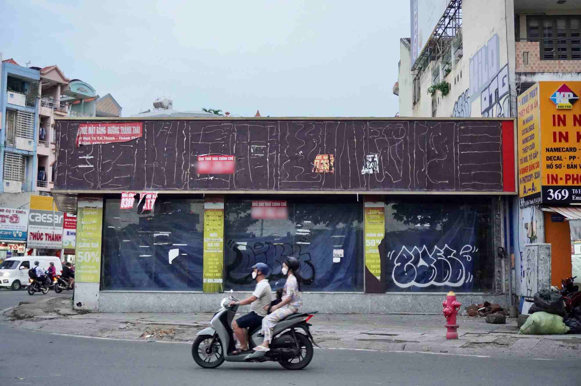 The two-frontage space at the corner of Thanh Thai - To Hien Thanh streets is empty, covered with graffiti, and full of for-rent signs and advertising papers. Photo: Nhu Quynh