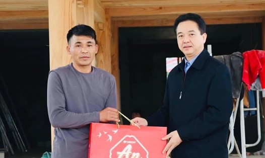 Ông Hoàng Sơn Hải (bên trái) được chính quyền địa phương biểu dương về hành động đẹp. Ảnh: Duy Khánh