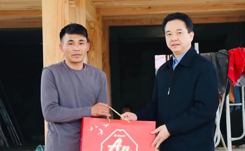 Mr. Hoang Son Hai (left) was commended by local authorities for his good deed. Photo: Duy Khanh