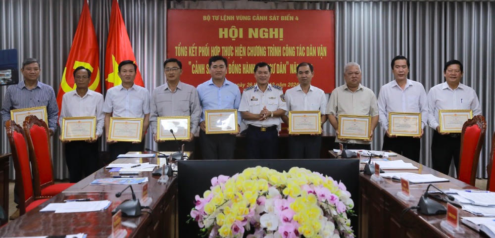 Command of Coast Guard Region 4 awarded certificates of merit to collectives and individuals with outstanding achievements in implementing the program "Coast Guard accompanies fishermen" in 2024. Photo: Duc Thai