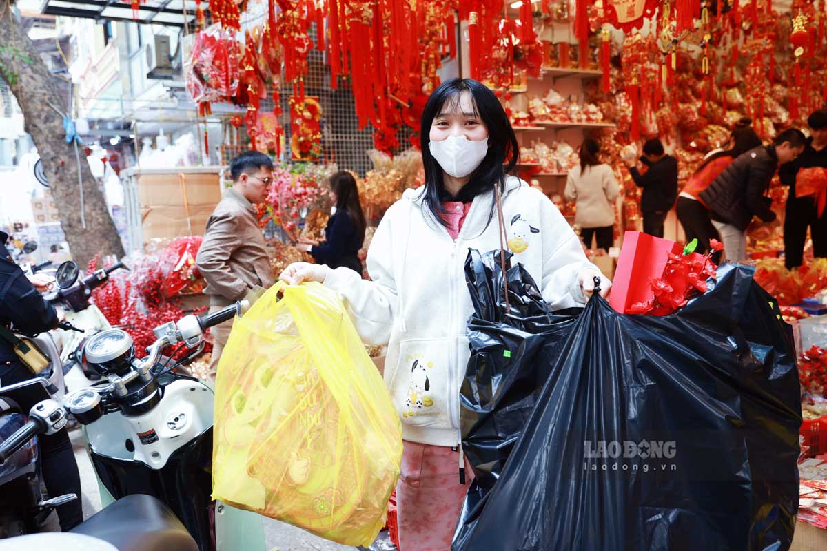 “Nam nay mua nha moi nen toi rat hao hung sam do Tet de trang tri nha, hom nay cung ban len pho thay Hang Ma bay do trang tri Tet nen toi cung mua luon, gia thanh phu hop, nhieu mau ma dep nen toi mua het hon 1.500.000 dong cung chua thay du“. chi Le Thi Hien (Thanh Tri, Ha Noi) chia se.