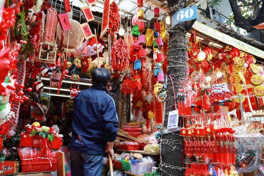 Anh Hoang Tuan, tieu thuong tren pho Hang Ma cho biet, ngay sau Noel anh phai thuc dem don do Giang sinh, nhanh chong bai tri cac mat hang phuc vu nhu cau trang tri Tet cua nguoi dan.