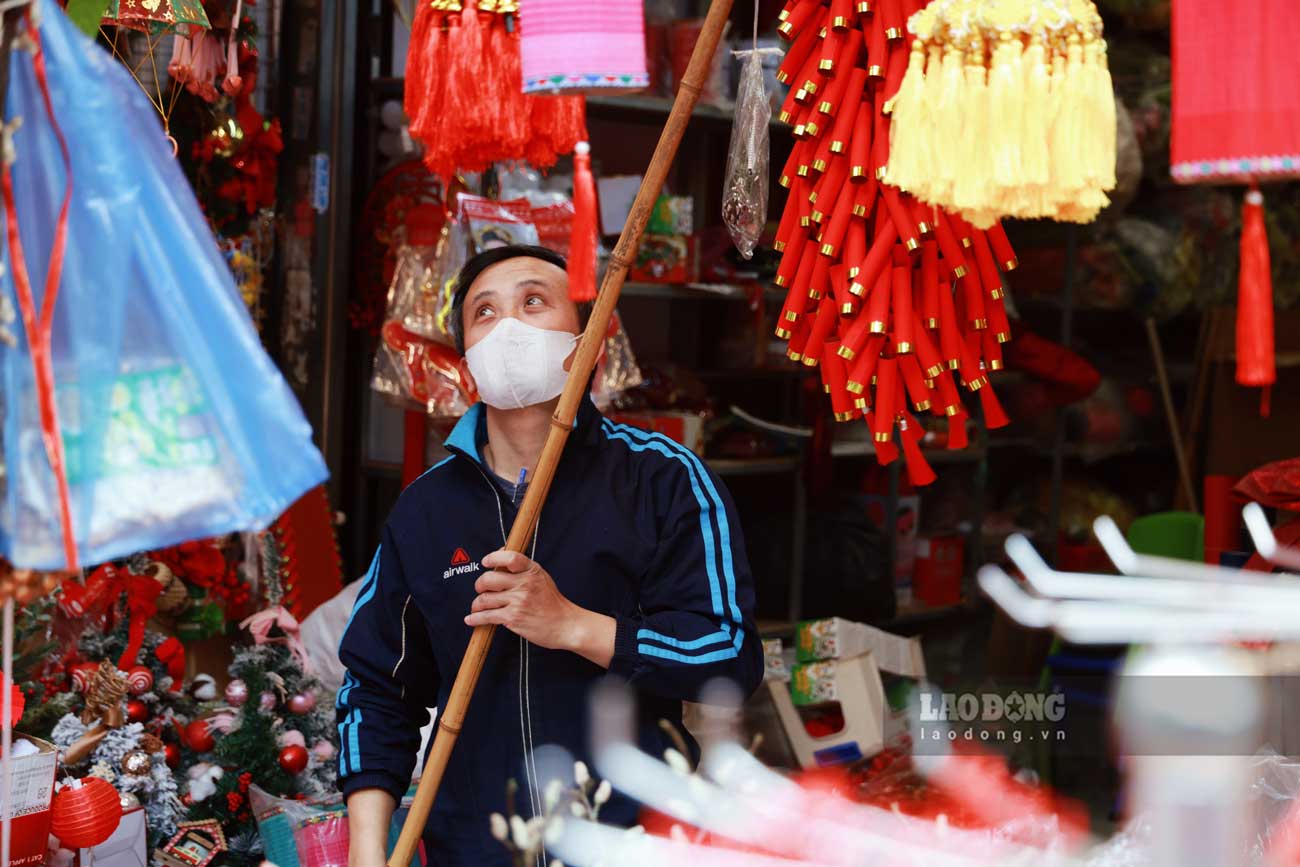 Anh Hoang Tuan, tieu thuong tren pho Hang Ma cho biet, ngay sau Noel anh phai thuc dem don do Giang sinh, nhanh chong bai tri cac mat hang phuc vu nhu cau trang tri Tet cua nguoi dan.