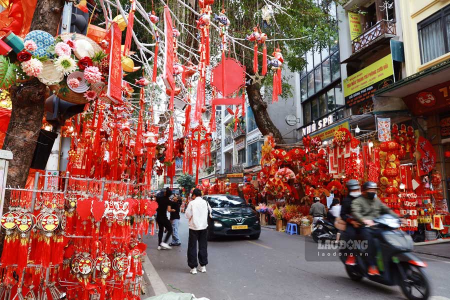 Day la mua cuoi cung trong nam nen hau het cac tieu thuong tren pho Hang Ma deu chuan bi hang hoa rat ki luong voi hy vong buon ban dat hang va du nguon cung de phuc vu nguoi dan.