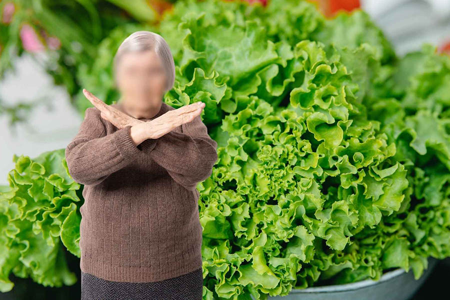 Reasons why the elderly should not eat raw vegetables