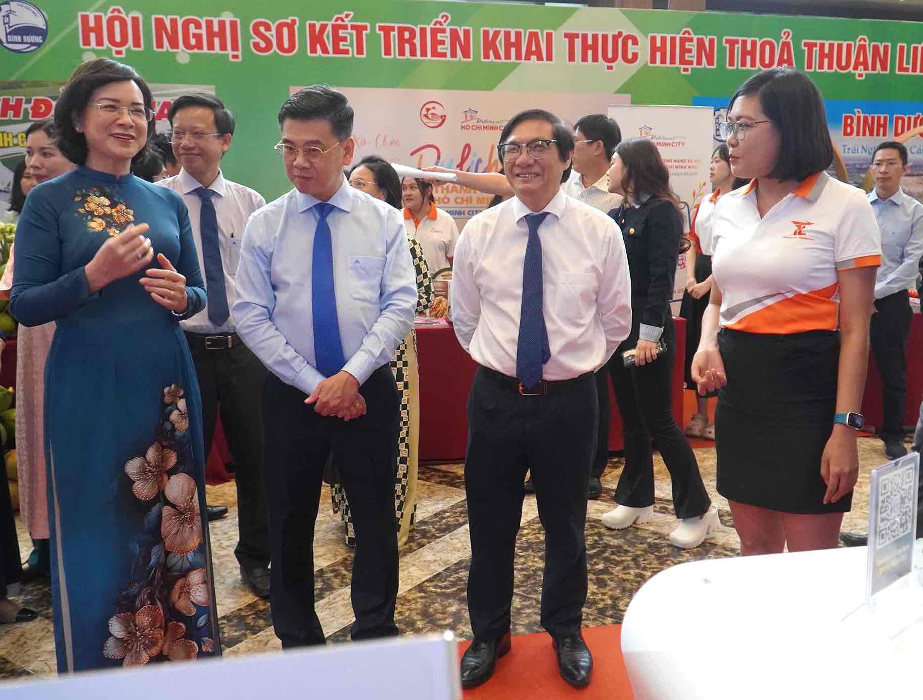 Leaders of the People's Committees of the Southeast provinces visited the smart interactive map, digitizing 360 tourist attractions. Photo: Ha Anh Chien