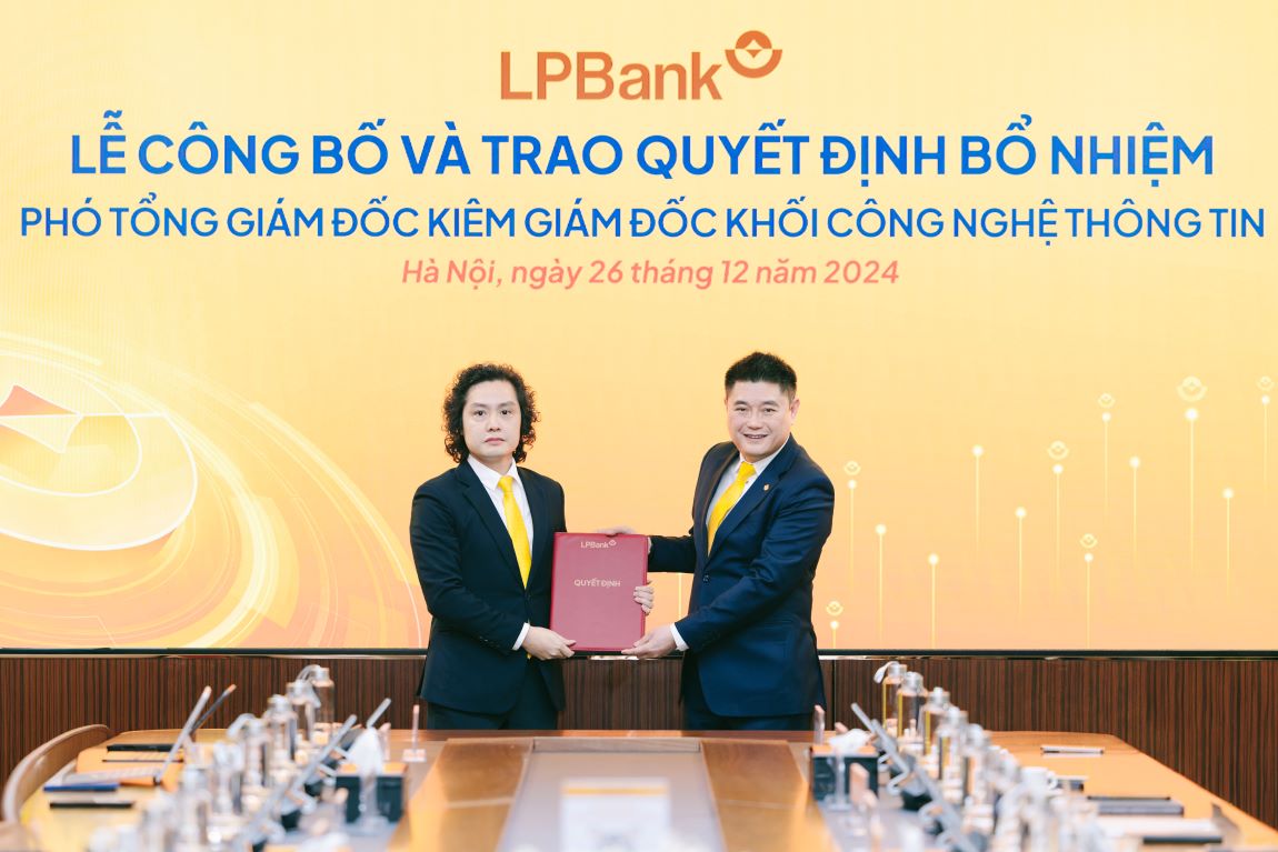 Ong Nguyen Duc Thuy – Chu tich HDQT LPBank trao quyet dinh bo nhiem cho ong Luu Danh Duc. Anh: LPBank.