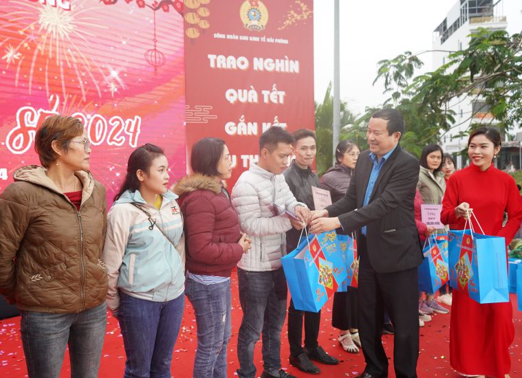 Hai Phong Trade Unions at all levels are preparing activities to take care of union members and workers during Tet, striving to provide at least 35,000 union members with subsidies, gifts, and bus tickets during Tet. Illustration photo: Mai Dung