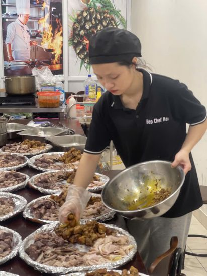 Mr. Nguyen Hoang Hai's employees stay to work overtime during New Year's Eve. Photo: Provided by the character