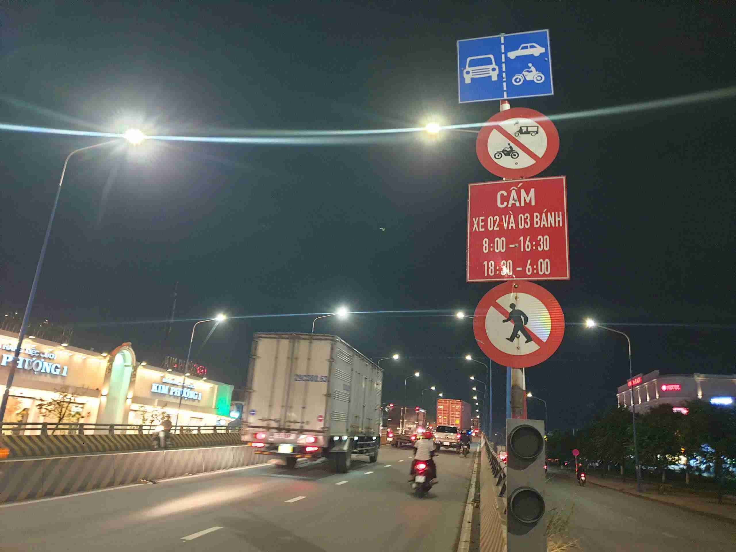 Hien nay van dang cho xe may luu thong len cau vuot vao khung gio cao diem buoi sang va buoi chieu toi. Anh: Duong Binh