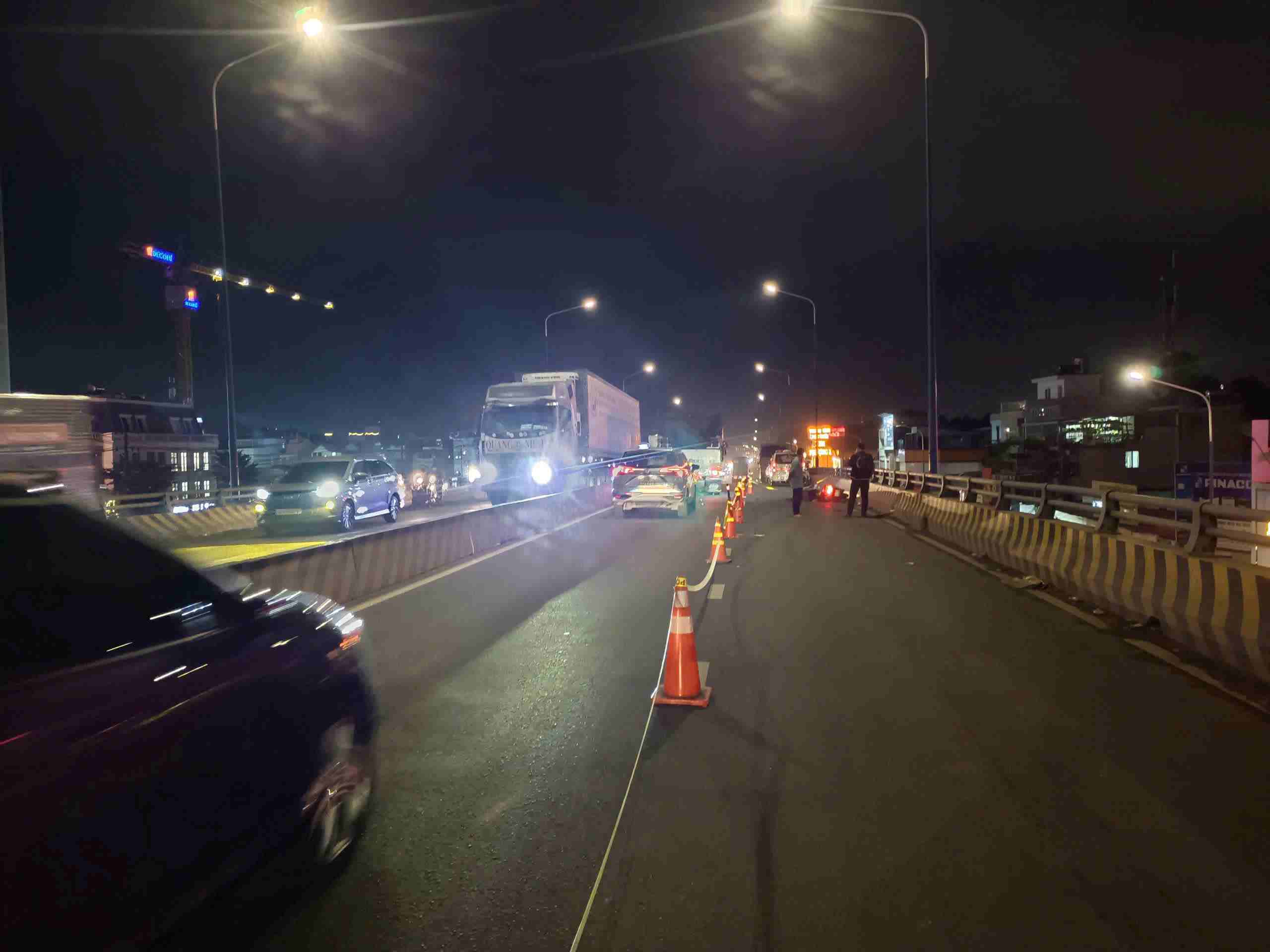 Scene of the accident between a motorbike and a tanker truck on the overpass at the 550 intersection. Photo: Duong Binh