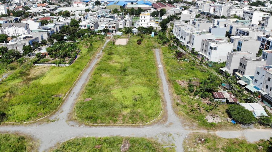 The Prime Minister requested to strengthen inspection and examination of the management, use and handling of houses and land at State-owned enterprises. Photo: Dinh Trong