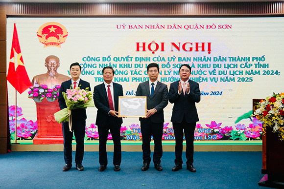 Vice Chairman of Hai Phong City People's Committee Le Khac Nam presented the Decision to recognize the Provincial Tourist Area to the leaders of Do Son District. Photo: Hai Phong Portal