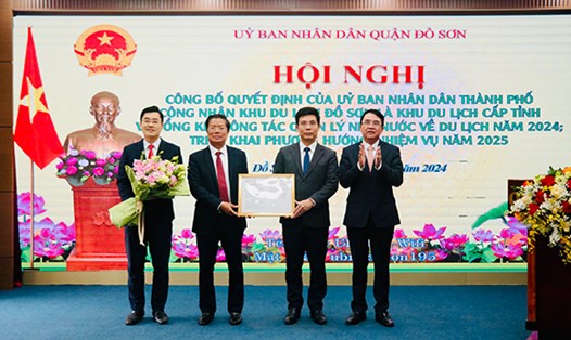 Phó Chủ tịch UBND TP Hải Phòng Lê Khắc Nam trao Quyết định công nhận Khu du lịch cấp tỉnh cho lãnh đạo quận Đồ Sơn. Ảnh: Cổng TTĐT Hải Phòng