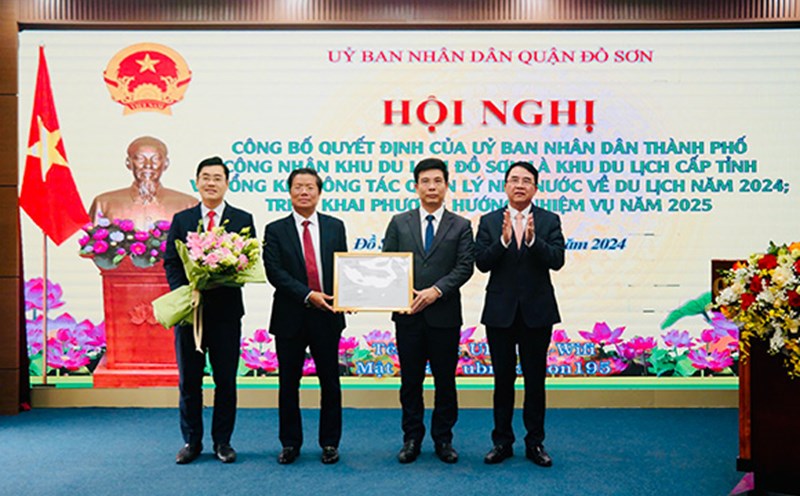 Vice Chairman of Hai Phong City People's Committee Le Khac Nam presented the Decision to recognize the Provincial Tourist Area to the leaders of Do Son District. Photo: Hai Phong Portal