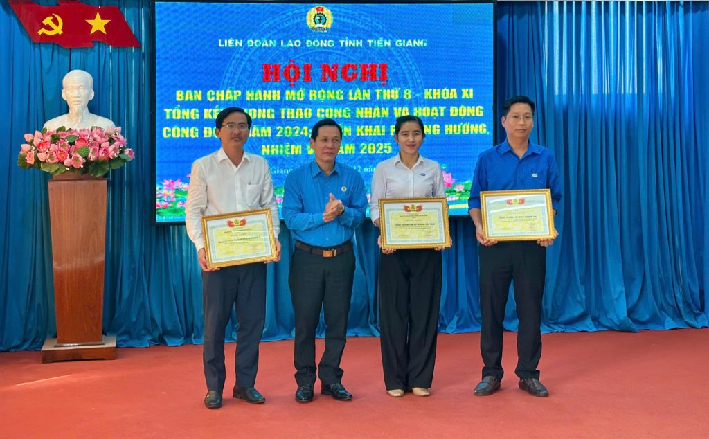 LDLD tinh Tien Giang da trao tang bang khen cho cac tap the thuoc Cong doan co quan Trung uong co tru so lam viec tai tinh Tien Giang vi da tich cuc tham gia phong trao thi dua do LDLD tinh Tien Giang phat dong nam 2024. Anh: Thanh Nhan