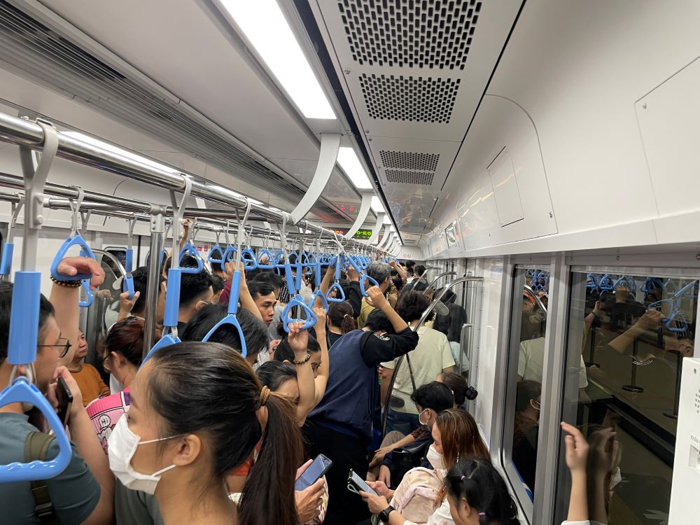 Rat dong hanh khach tren chuyen tau Metro so 1 bi dung tai ga Ba Son. Anh: Minh Tam