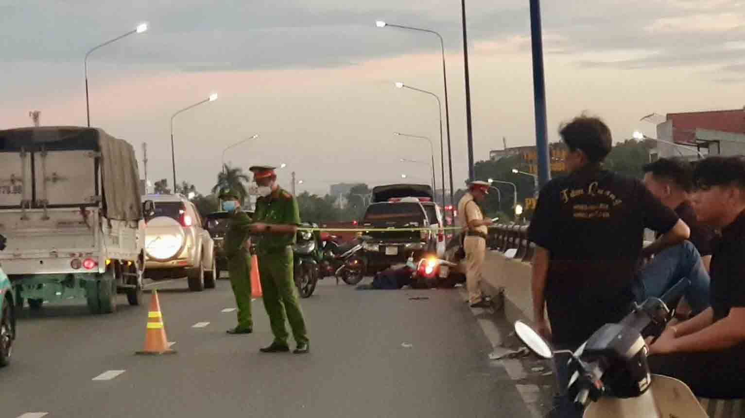 Scene of the tanker truck accident on the overpass that left one person dead. Photo: Duong Binh